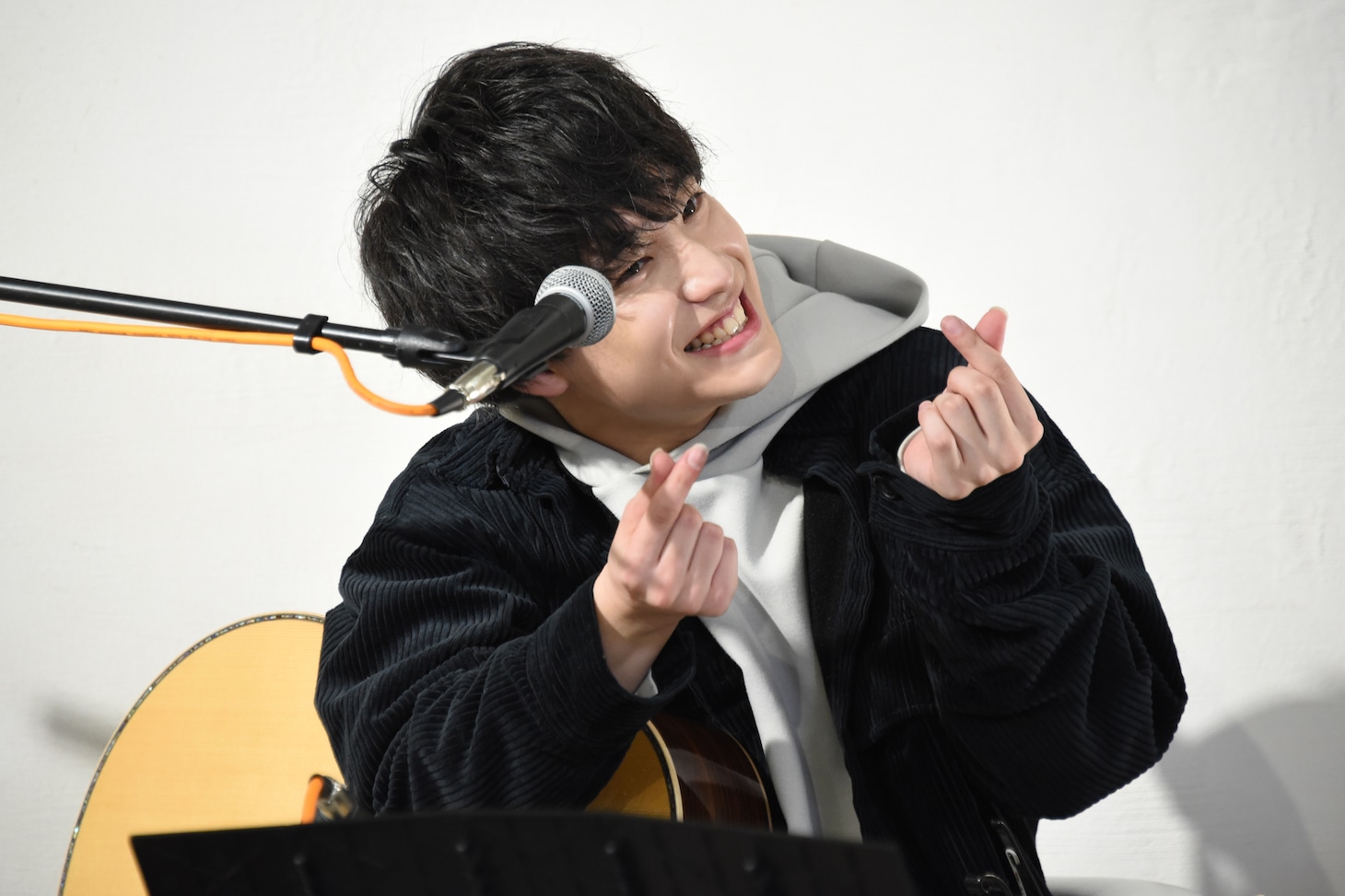 カメラにきゅんを見せる田中雅功。