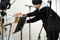 ひらめからバレンタインギフトを受け取る田中雅功（右）。