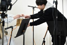 ひらめからバレンタインギフトを受け取る田中雅功（右）。