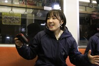 「桃太郎電鉄〜昭和 平成 令和も定番〜」をプレイする甲斐心愛。(c)STU/KING RECORDS