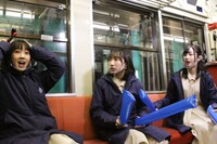 「桃太郎電鉄〜昭和 平成 令和も定番〜」をプレイするSTU48メンバー。(c)STU/KING RECORDS