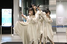 JR広島駅の新幹線口特設ステージで「独り言で語るくらいなら」をパフォーマンスするSTU48。(c)STU/KING RECORDS