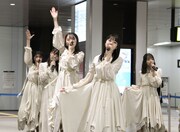 JR広島駅の新幹線口特設ステージで「独り言で語るくらいなら」をパフォーマンスするSTU48。(c)STU/KING RECORDS