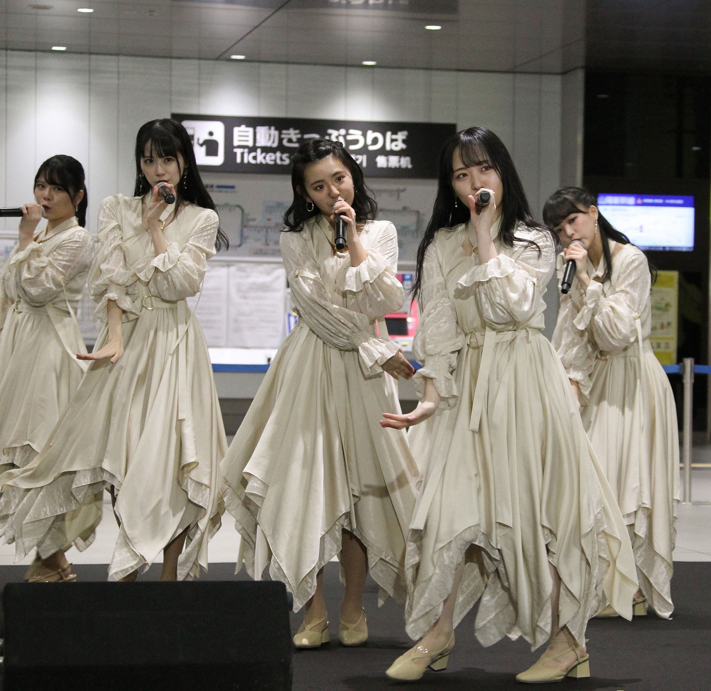 JR広島駅の新幹線口特設ステージで「独り言で語るくらいなら」をパフォーマンスするSTU48。(c)STU/KING RECORDS