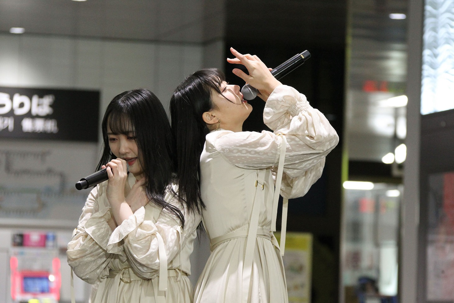 JR広島駅の新幹線口特設ステージで「独り言で語るくらいなら」をパフォーマンスするSTU48。(c)STU/KING RECORDS