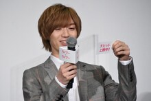 松村による直筆メッセージを読む七五三掛龍也（Travis Japan / ジャニーズJr.）。