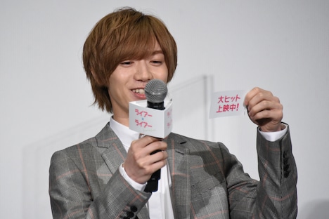 松村による直筆メッセージを読む七五三掛龍也(Travis Japan / ジャニーズJr.)。