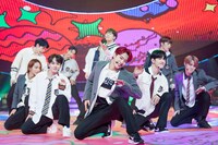 JO1「STARLIGHT DELUXE」の様子。 (c) LAPONE ENTERTAINMENT