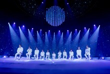 JO1「STARLIGHT DELUXE」の様子。 (c) LAPONE ENTERTAINMENT