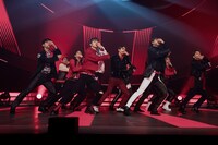 JO1「STARLIGHT DELUXE」の様子。 (c) LAPONE ENTERTAINMENT