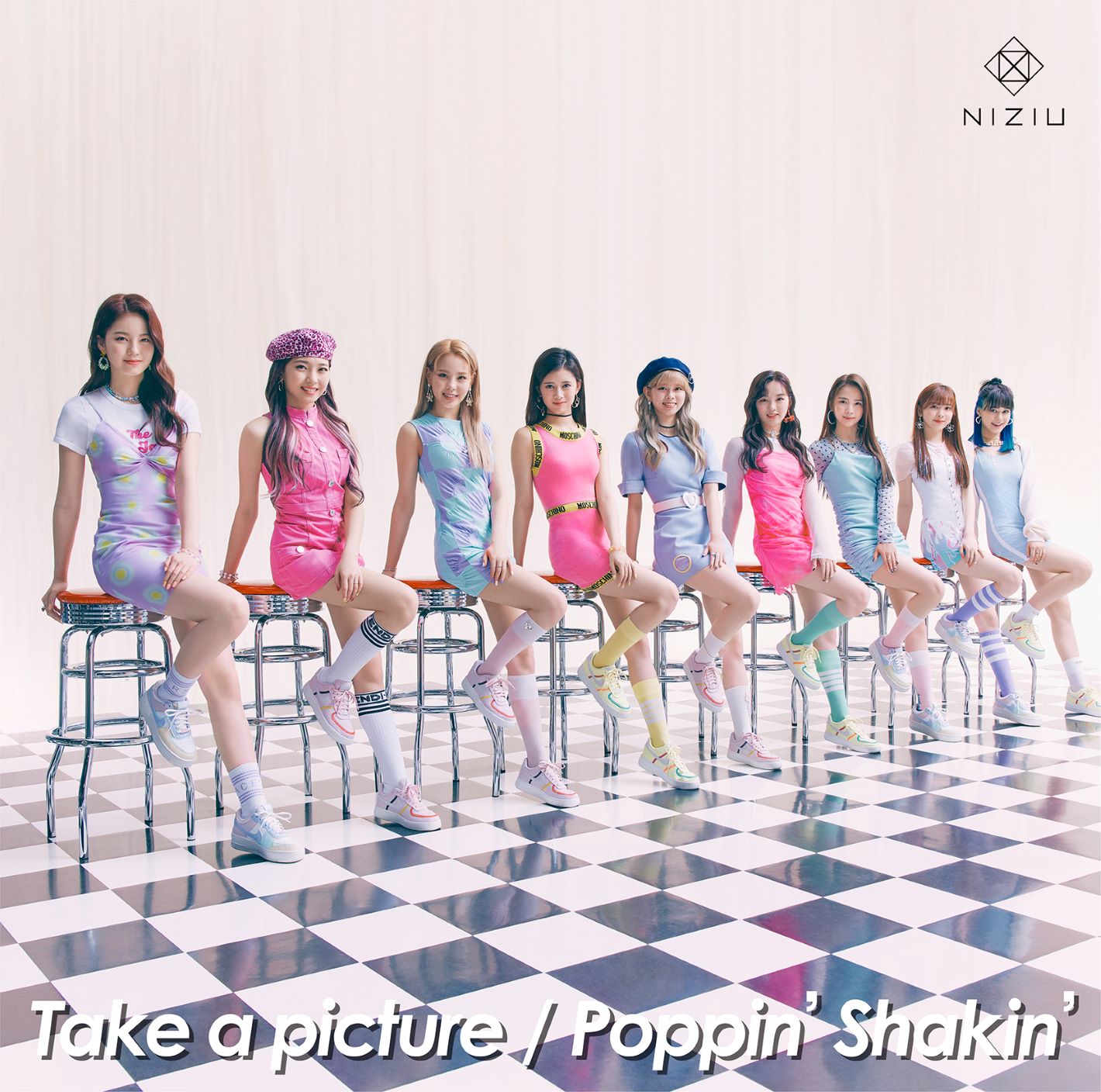 人気画像2位は「NiziU新曲『Poppin' Shakin'』先行配信スタート、シングルジャケット3仕様も公開」より、NiziU「Take a picture / Poppin' Shakin'」初回限定盤Aジャケット