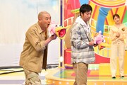 左からあばれる君、尾形貴弘（パンサー）。(c)TBS