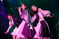 左から秋本帆華、坂本遥奈、大黒柚姫。（撮影：笹森健一）