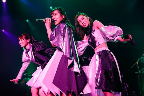 左から秋本帆華、坂本遥奈、大黒柚姫。（撮影：笹森健一）
