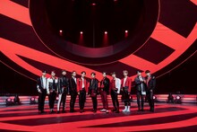 JO1「STARLIGHT DELUXE」の様子。 (c) LAPONE ENTERTAINMENT