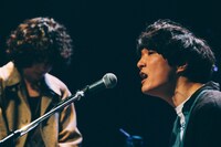 菅田将暉と石崎ひゅーい。（Photo by Yusuke Oishi ［MARCOMONK］）