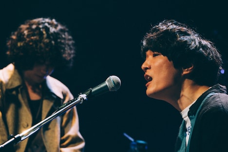 菅田将暉と石崎ひゅーい。（Photo by Yusuke Oishi ［MARCOMONK］）