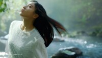 「い・ろ・は・す 天然水」テレビCM「一滴一滴森が育んだ天然水」編より。