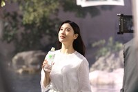 「い・ろ・は・す 天然水」テレビCM「一滴一滴森が育んだ天然水」編よりメイキング映像。