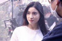 「い・ろ・は・す 天然水」テレビCM「一滴一滴森が育んだ天然水」編よりメイキング映像。