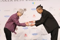 トロフィーを受け取る川村壱馬。（写真提供：スニーカーベストドレッサー賞 2021）