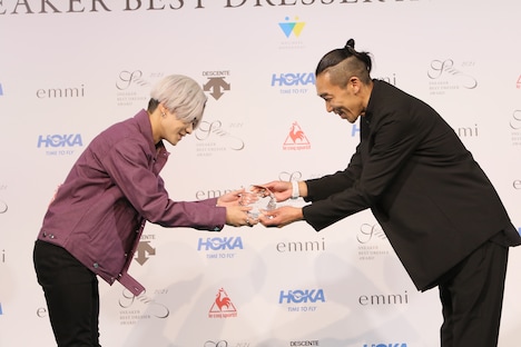 トロフィーを受け取る川村壱馬。（写真提供：スニーカーベストドレッサー賞 2021）