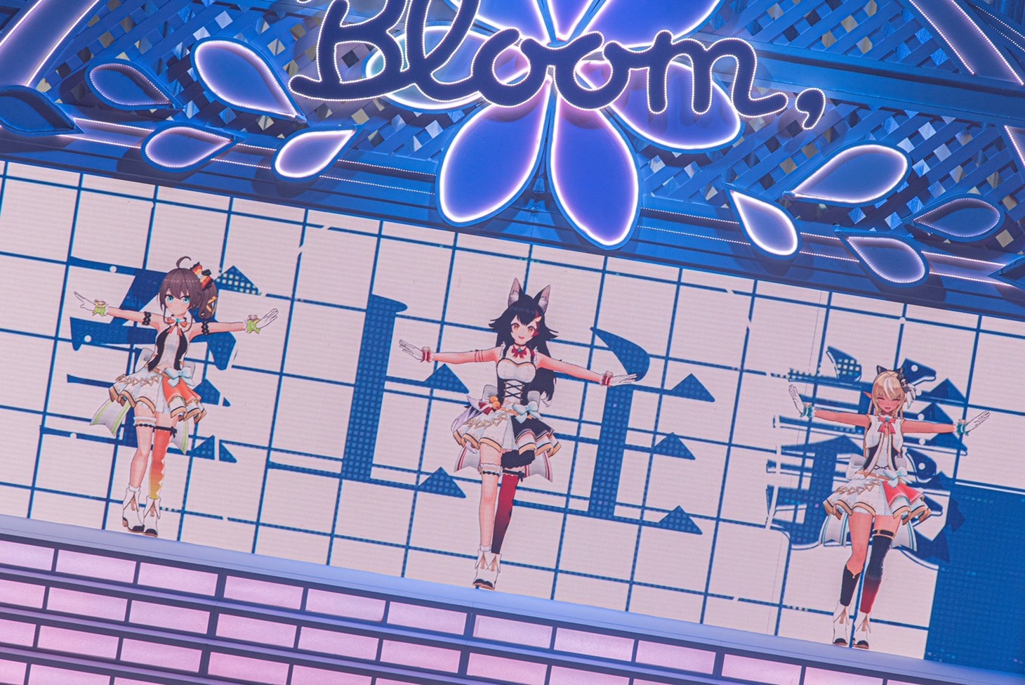 左から夏色まつり、大神ミオ、不知火フレア。