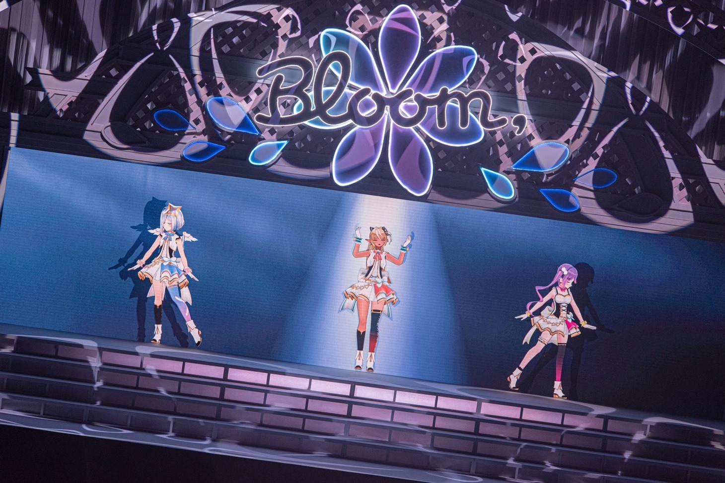 左から白上フブキ、百鬼あやめ、大神ミオ。