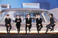 SHINeeのグローバル会見の様子。右はMCを務めたユンホ（東方神起）。