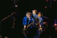 フェイスガード付きマイクで客席を煽るGAMO（中央）。（撮影：勝永祐介）