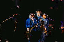 フェイスガード付きマイクで客席を煽るGAMO（中央）。（撮影：勝永祐介）