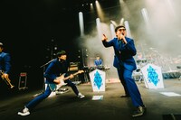 加藤隆志とGAMO。（撮影：勝永祐介）