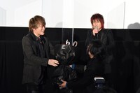 花束を受け取る影山ヒロノブ。