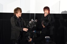 花束を受け取る影山ヒロノブ。