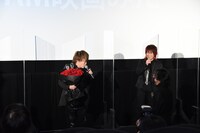 花束贈呈の様子。