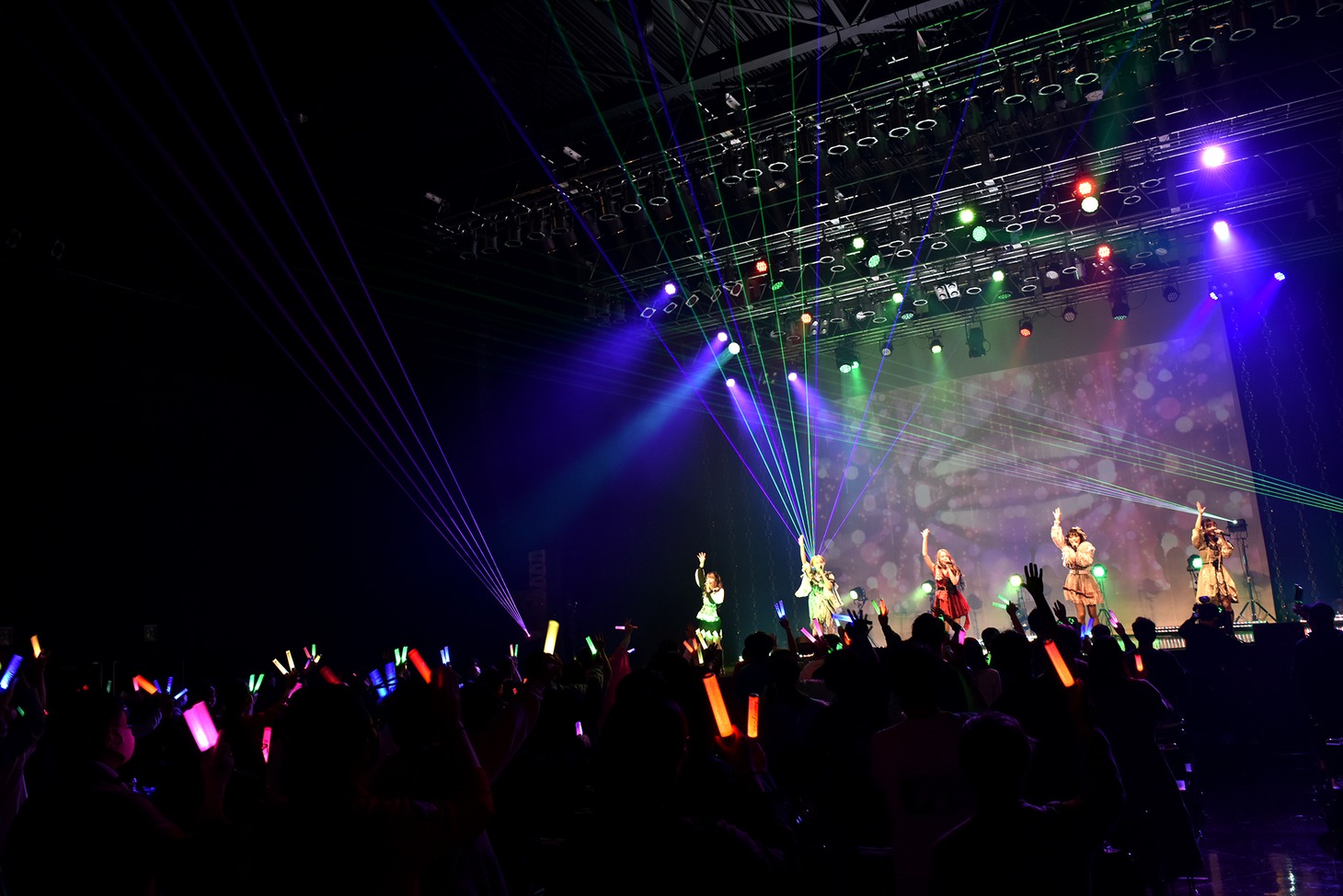 神宿「KAMIYADO Zepp Tour 2020-2021 Bloom of Life」追加公演の様子。