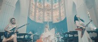 LOVEBITES「Glory To The World」MVのワンシーン。