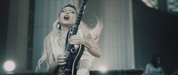 LOVEBITES「Glory To The World」MVのワンシーン。