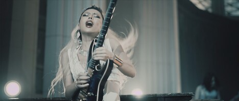 LOVEBITES「Glory To The World」MVのワンシーン。