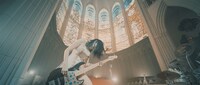 LOVEBITES「Glory To The World」MVのワンシーン。