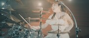LOVEBITES「Glory To The World」MVのワンシーン。