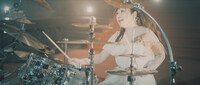 LOVEBITES「Glory To The World」MVのワンシーン。