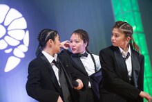 左から柏木ひなた、中山莉子、星名美怜。