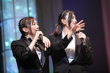 肩を寄せ合う真山りか（左）と小林歌穂（右）。