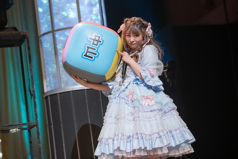 サイコロを運ぶロリータファッションの柏木ひなた。