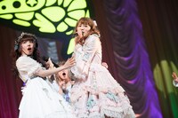 真山りか（左）と星名美怜（右）。