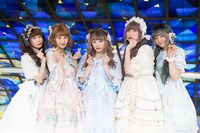 ロリータファッションで指ハートを作るエビ中。