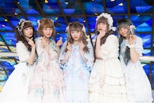 ロリータファッションで指ハートを作るエビ中。