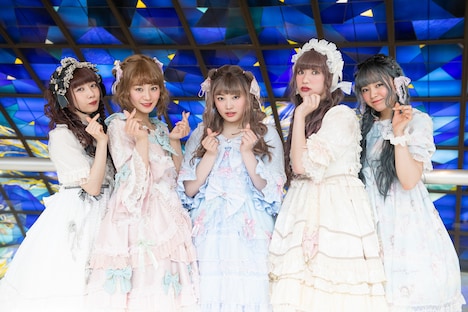 ロリータファッションで指ハートを作るエビ中。