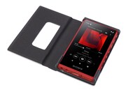 「NW-A100」シリーズ用“レトロWalkmanケース”の装着イメージ。